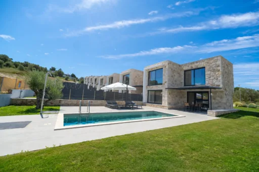 Exterior view of Villa Fos with private swimming pool in Halkidiki