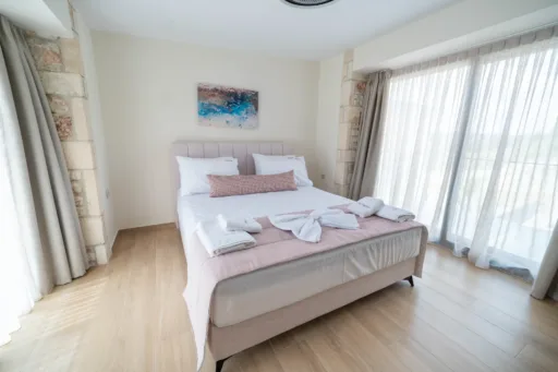 Queen-size bedroom with wooden details and calm atmosphere